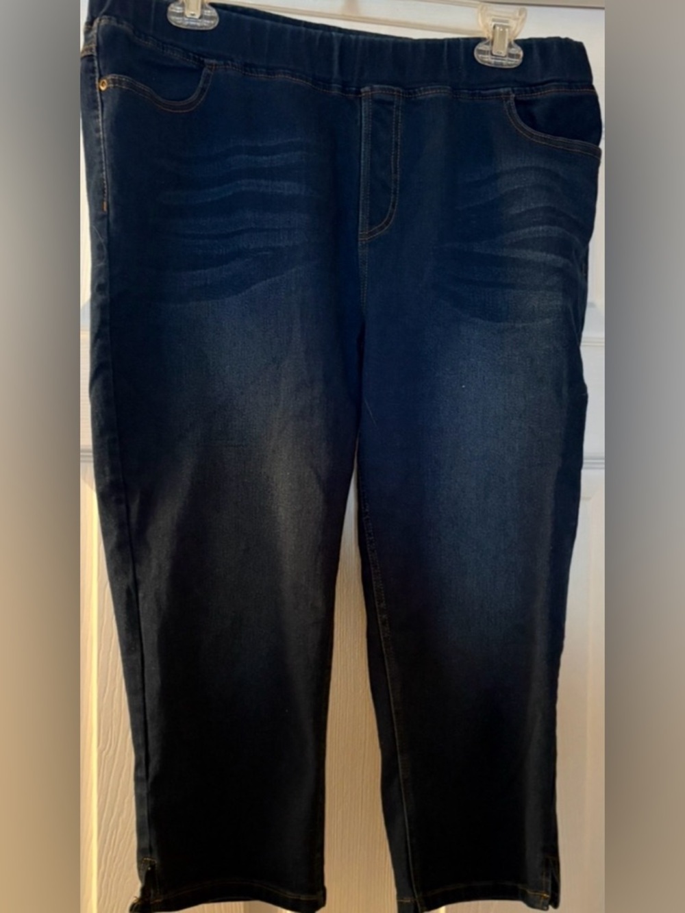 JVNI Womens Dark Blue pull on Stretch Denim Jean capris with side slit.